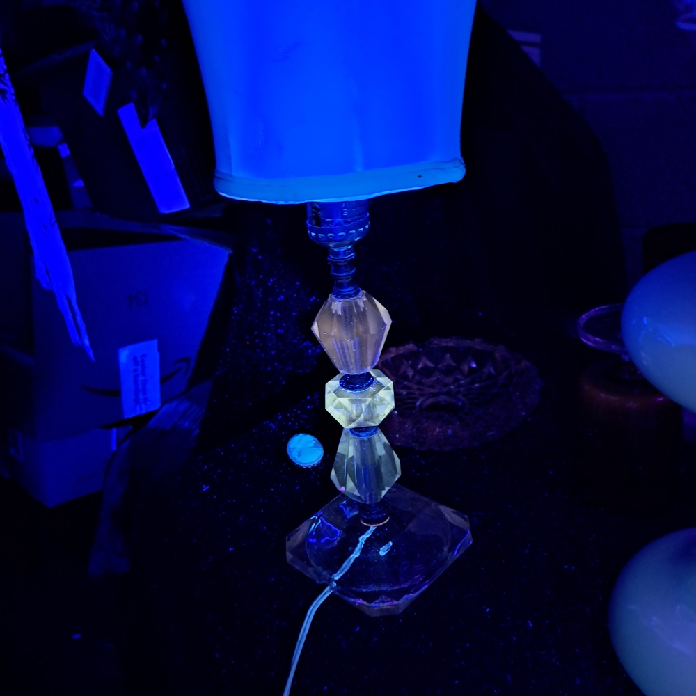 Elegant Crystal Table Lamp with Shade Cadimum